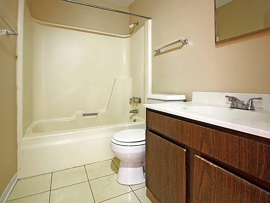 Colonial Gardens Apartments — Photo 3