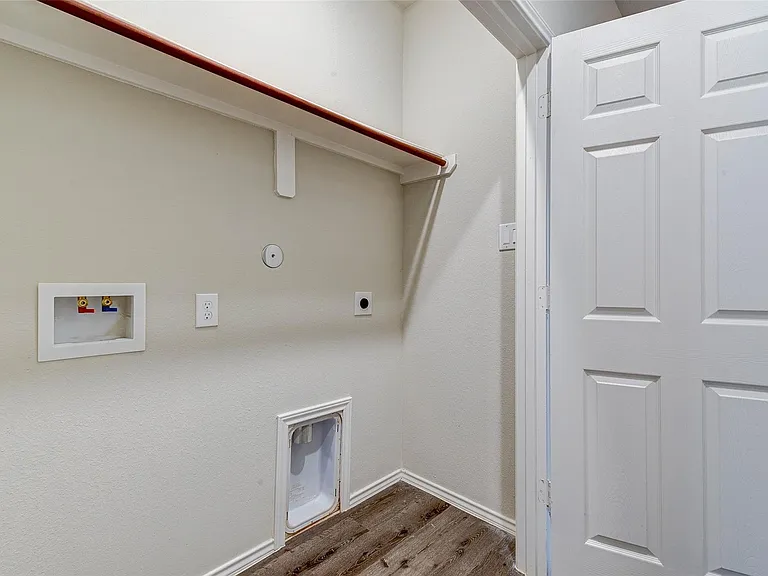 407 E Avenue G — Photo 10