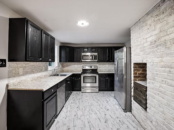 4th image of 596 N Lakeshore Dr