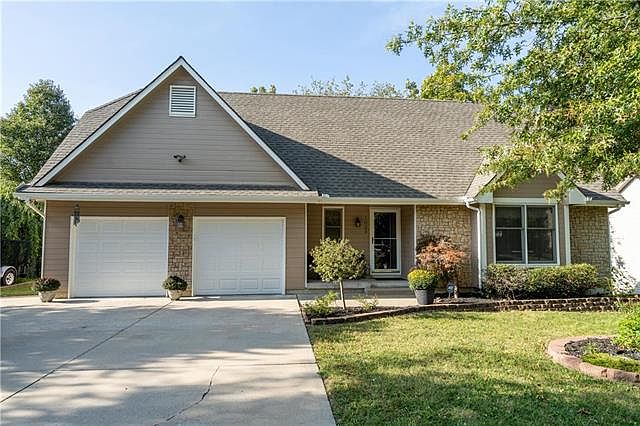 1st image of 1025 NW Heatherwood Dr