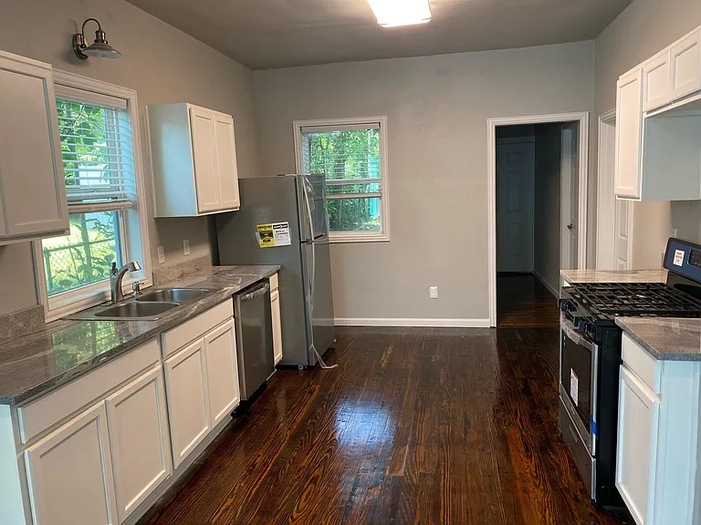 1321 E Cherry St — Photo 3