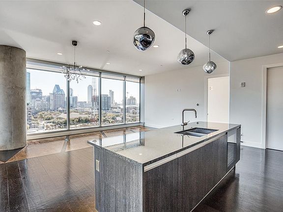 4th image of 3130 N Harwood St #1106