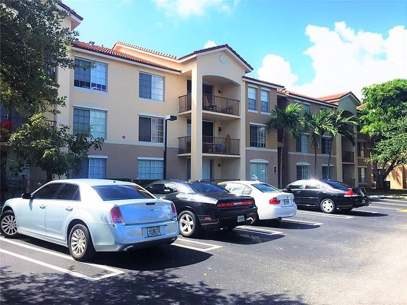 1st image of 422 Villa Cir #422