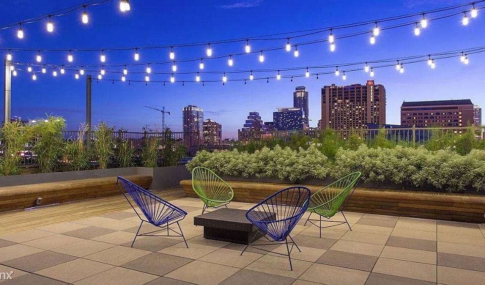 Luxury East Austin Mid-rise Apartments rooftop hangout