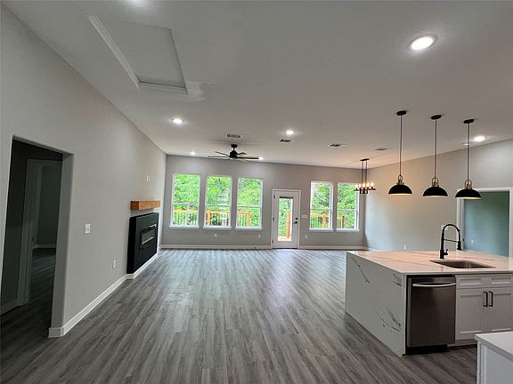 3rd image of 851 Welch Ln