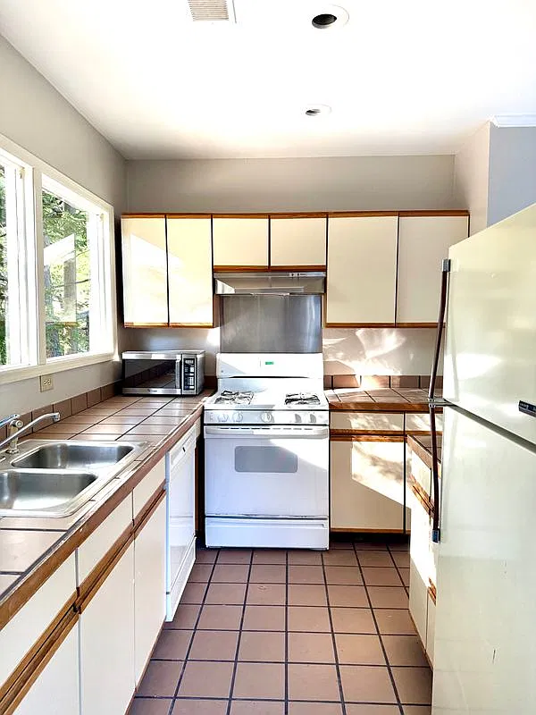 2 bed, 1.0 bath, 1200 sqft, $2,200 — Photo 3