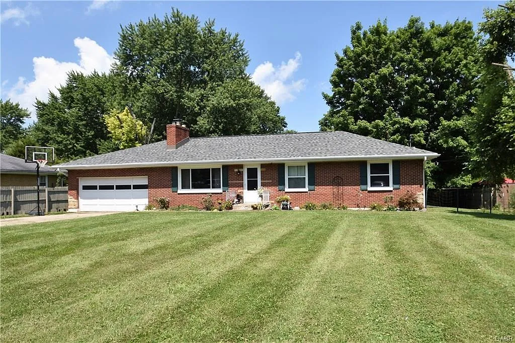 8190 Dayton Springfield Rd photo 1