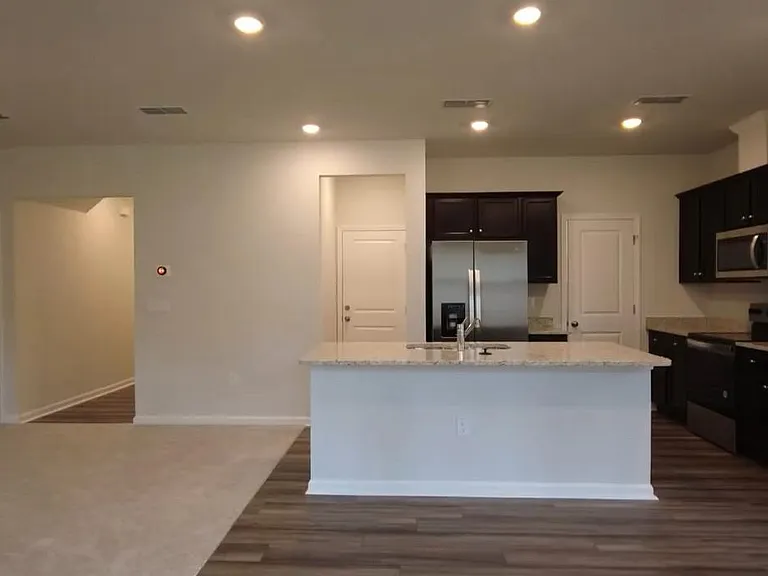 806 McKenzie Park Ter — Photo 4
