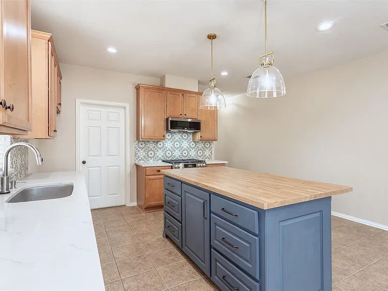 2356 Jaguar Dr — Photo 3