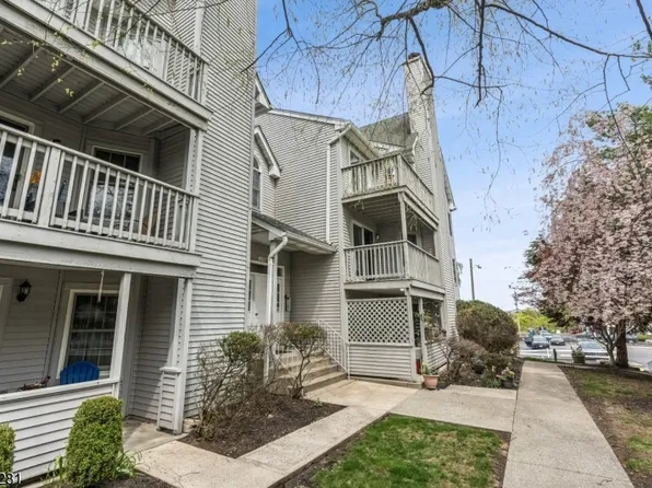 8 Quartz Ln, Paterson City, NJ 07501