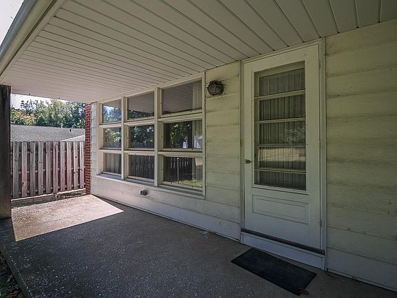 4th image of 2177 Garden Dr