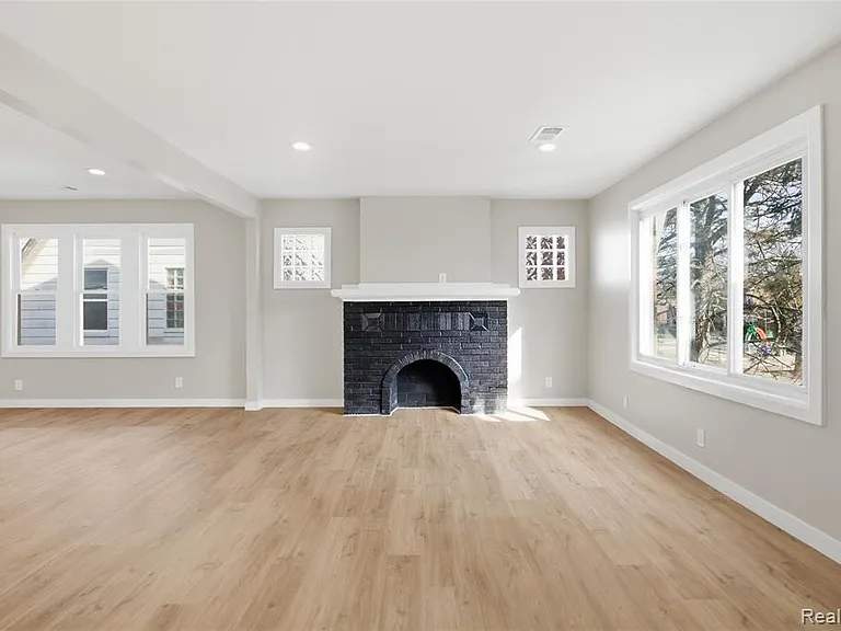 14615-14617 Winthrop St — Photo 36
