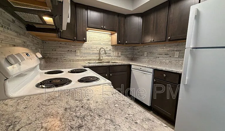 6235 Holdrege St #B-5 — Photo 15