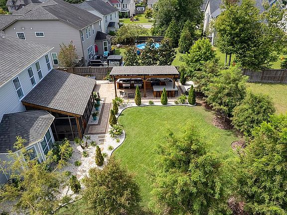 4th image of 719 Pine Cone Dr