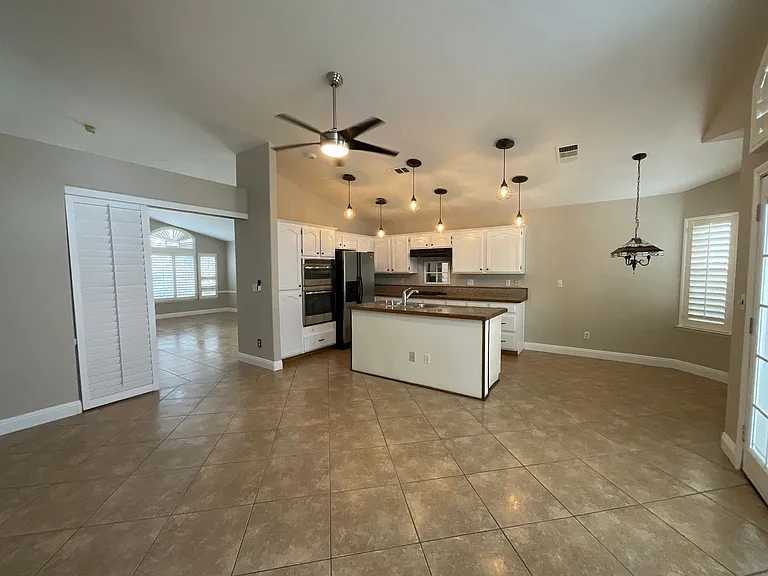 7937 Dover Shores Ave — Photo 2