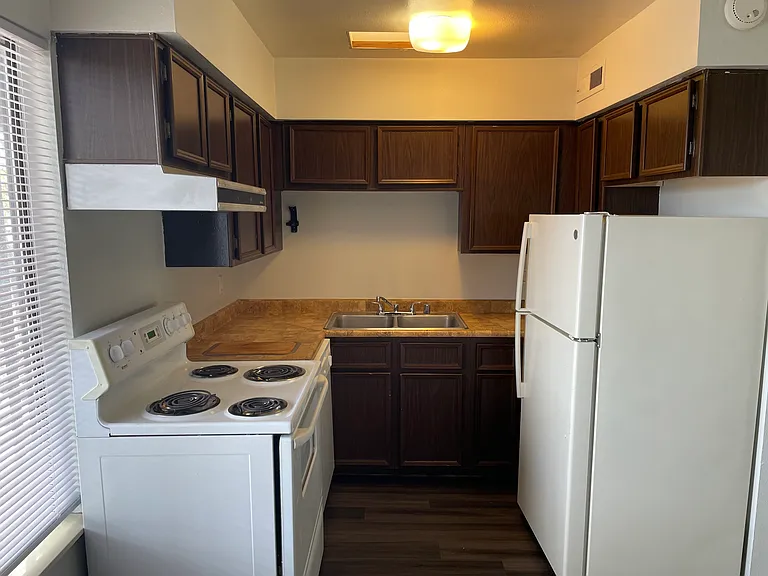 Renovated 2nd Floor Nob Hill 1 Bedroom w/ Ref Air & Balcony! — Photo 27