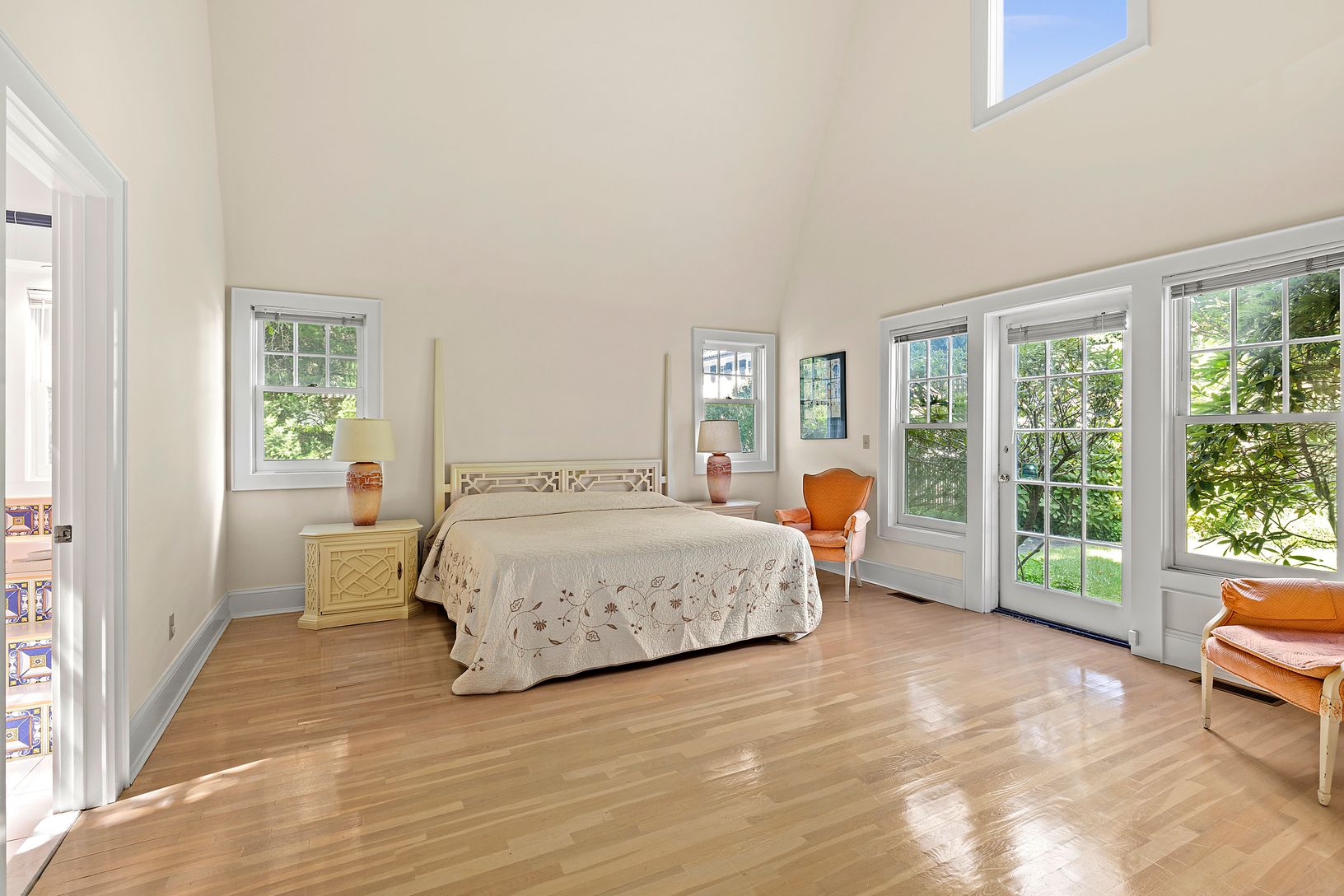  1st floor primary bedroom