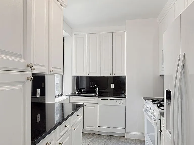 310 E 75th St #4G — Photo 12