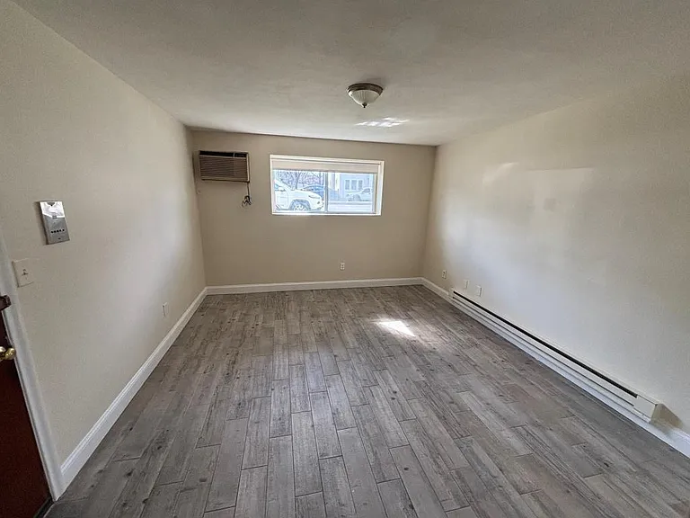 656 Hyde Park Ave — Photo 5