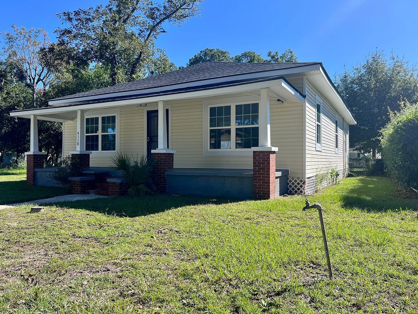 3 bedroom home on corner lot in Liberty City — Photo 3