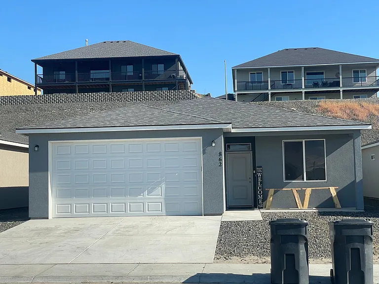 862 Duke Ln — Photo 4