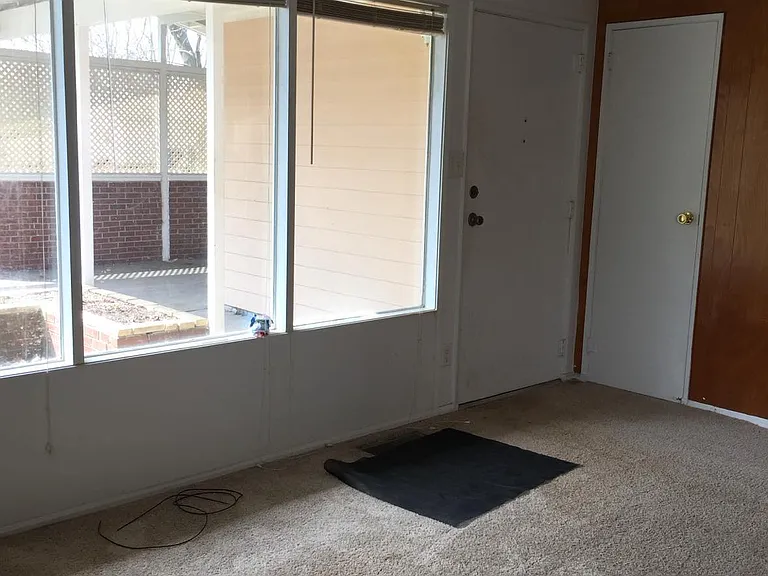 1305 Hollycrest Dr — Photo 3