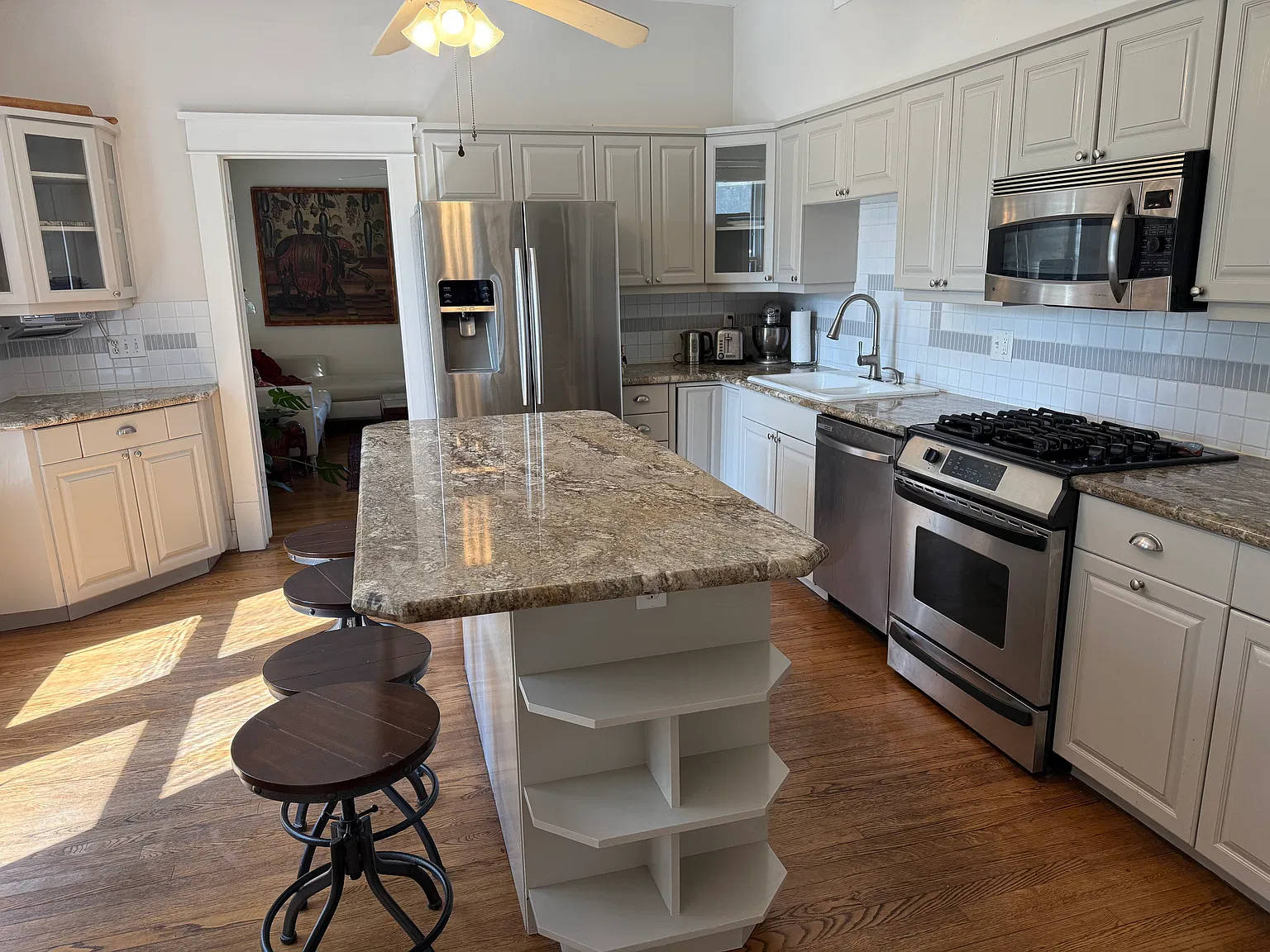 3 bed, 2000 sqft, $3,500 — Photo 2