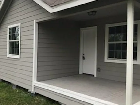 208 S 7th St, La Porte, TX 77571