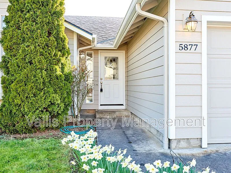 3 bed, 2.0 bath, 1642 sqft, $2,450 — Photo 2