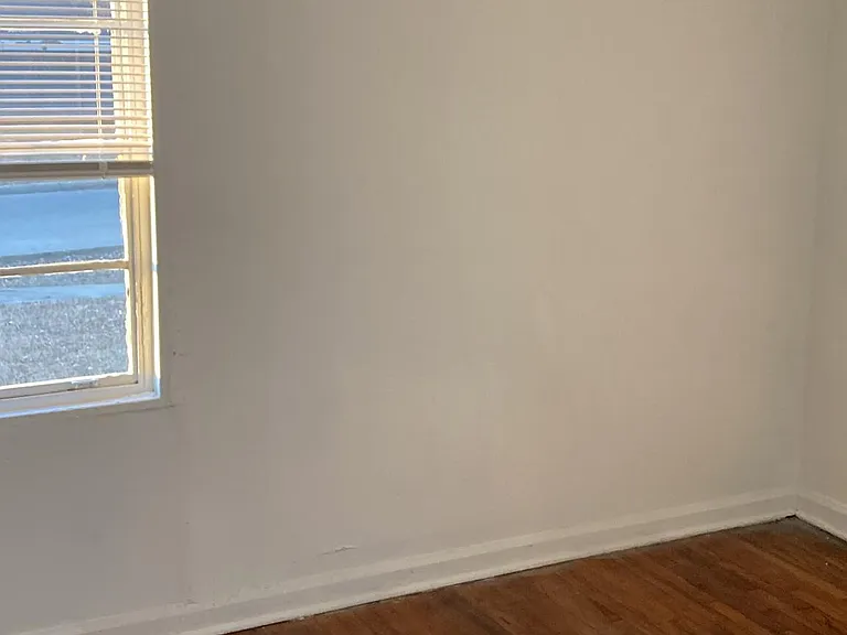 2504 Thompson Ave — Photo 9