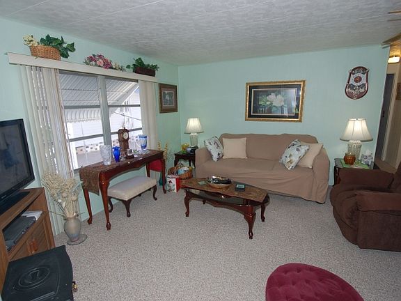 3rd image of 115 Redwood Ln N