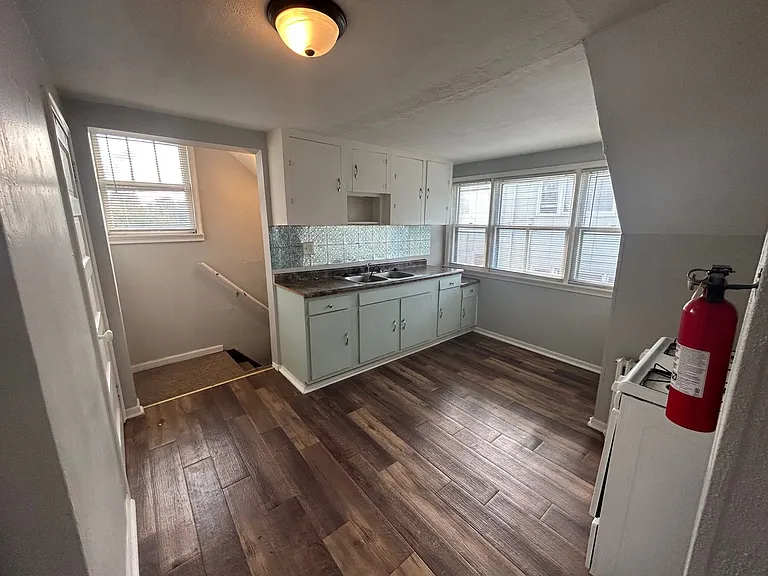 239 Park St W — Photo 3