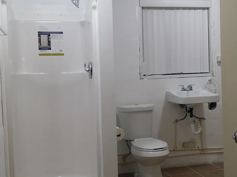 2ND BATH/LAUNDRY