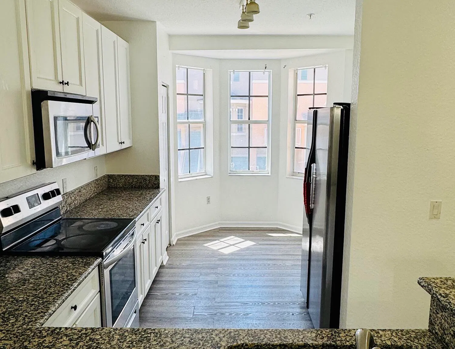 3 bed, 3.0 bath, 1557 sqft, $2,400 — Photo 4