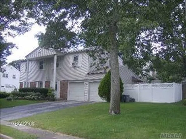 40 Willow St, Selden, NY 11784