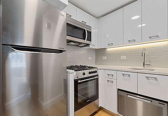3rd image of 230 E 44th St APT 14G