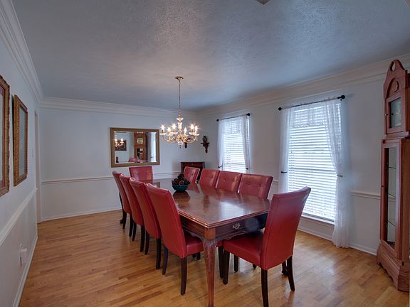 3rd image of 715 Foxmoor Dr