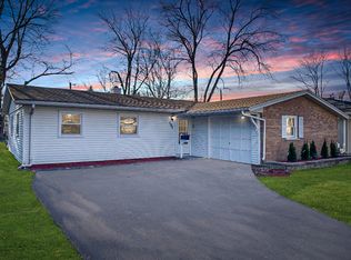 909 Valley Stream Dr, Wheeling, IL 60090