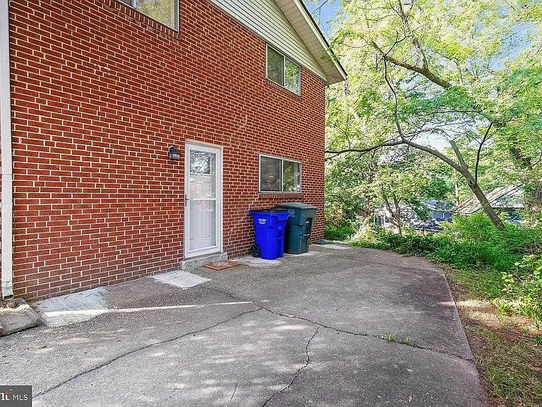 7608 Wellesley Dr — Photo 32