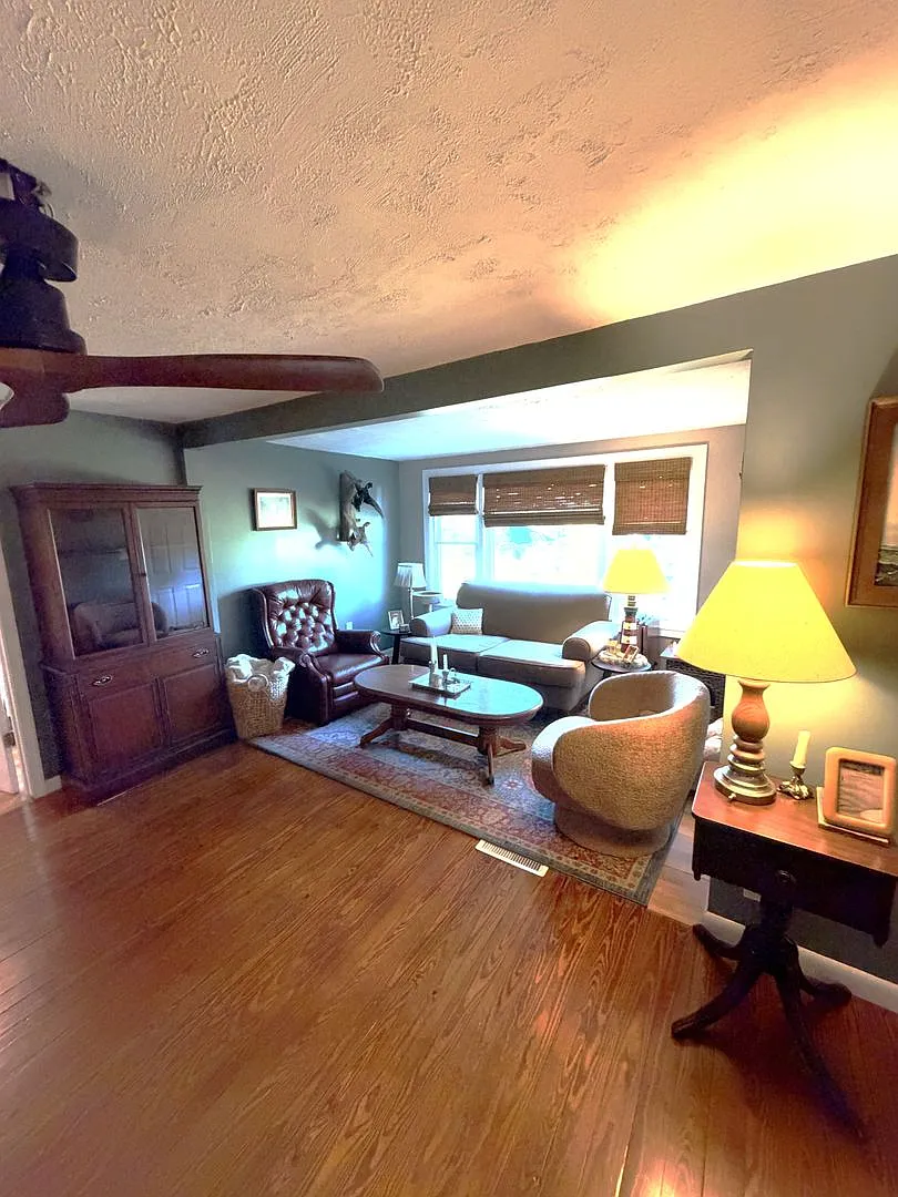 Cozy single family home just outside city limits — Photo 4