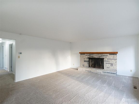 4th image of 1335 Whisler Street NE