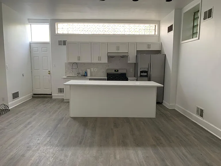 221 Poplar St #C — Photo 10