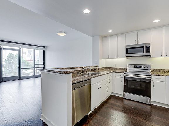 2nd image of 260 King St Unit 533