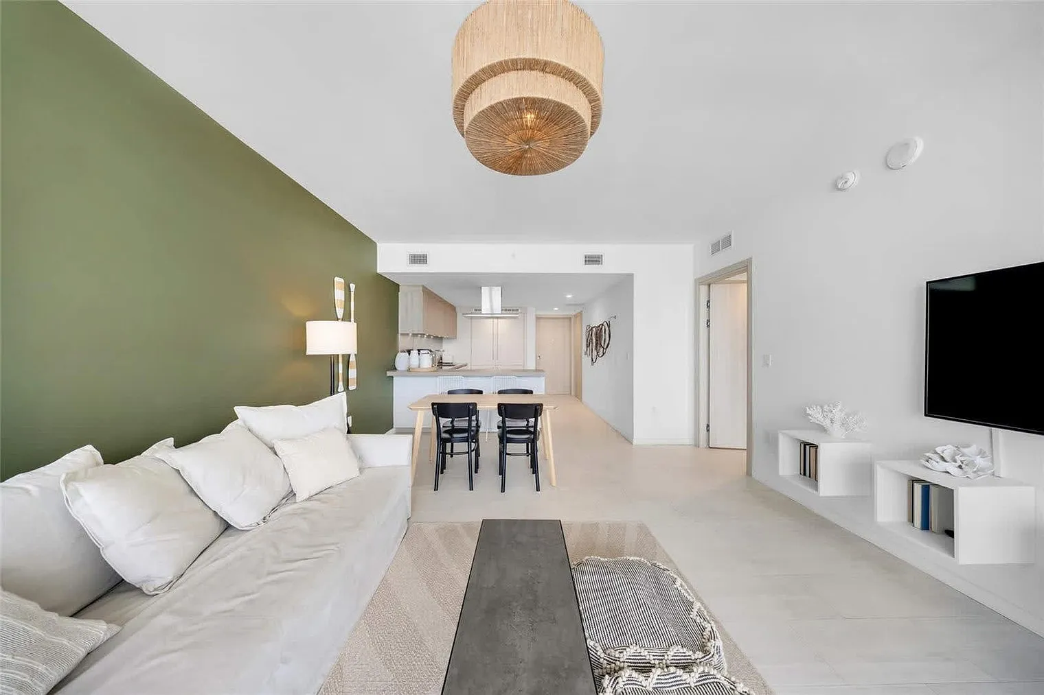 1 bed, 1.0 bath, 656 sqft, $4,363 — Photo 2