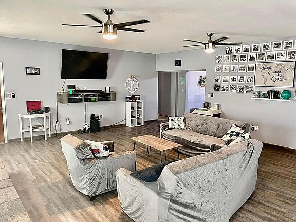 3rd image of 923 Avenue E