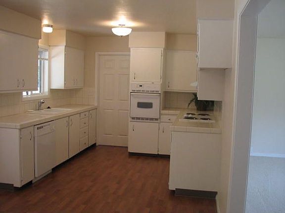 SPACIOUS W/BUILT-INS