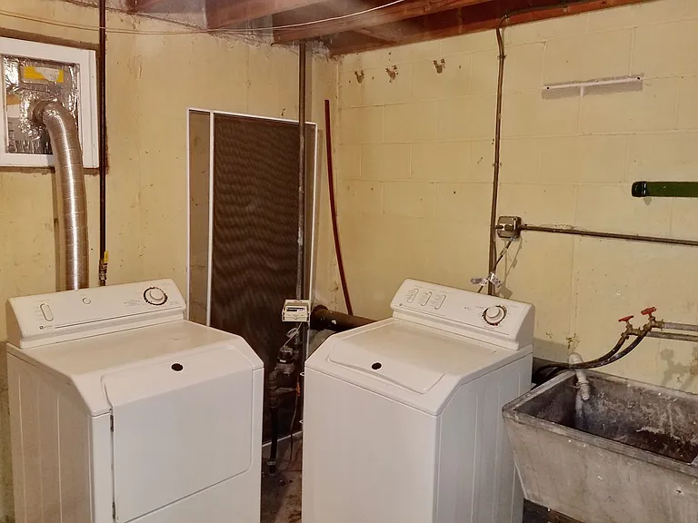 1056 Des Plaines Ave — Photo 21