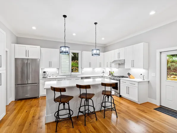 715 Homeplace Dr, Chapel Hill, NC 27517