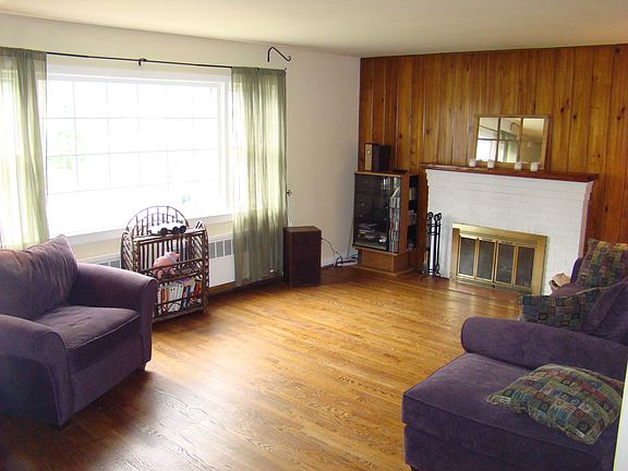 Living room w/ fireplace