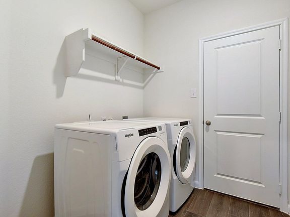 3rd image of 3909 Oakwood St